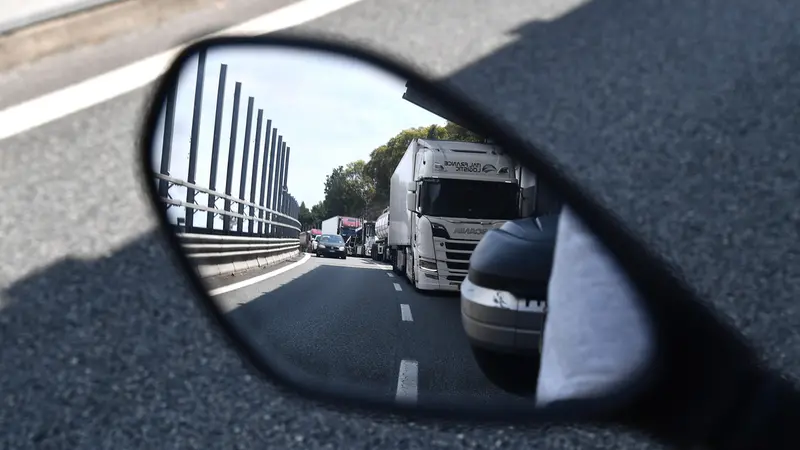 A causa dei lavori per la messa in sicurezza delle gallerie autostradali nel nodo di Genova si sono formate lunghe code di autovetture e mezzi pesanti sulla A10 direzione Ventimiglia e sulla A7 direzione Milano. Genova, 14 Luglio 2020. ANSA/LUCA ZENNARO