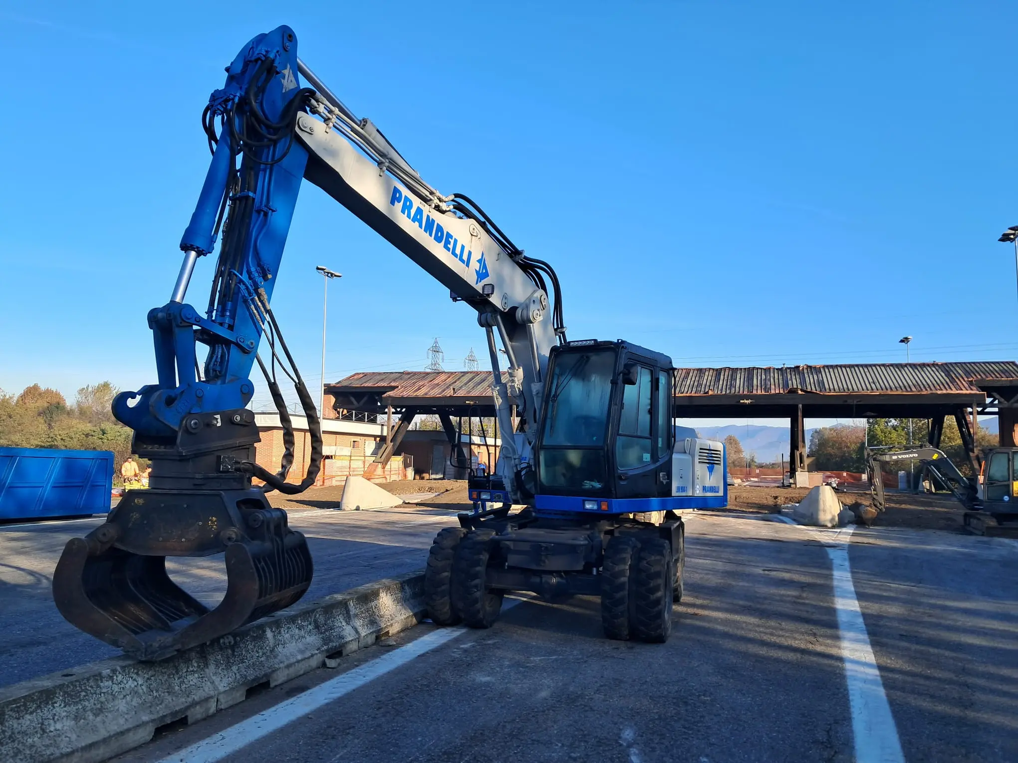 Gli operai al lavoro al casello di Brescia Sud in A21