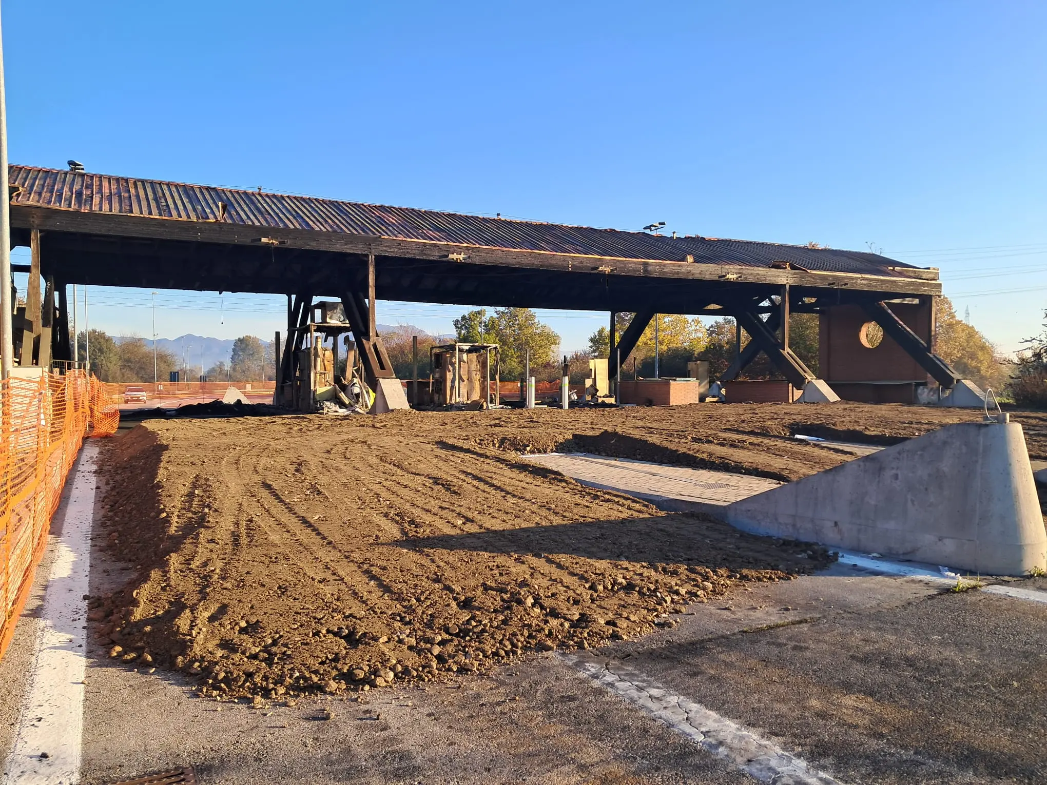Gli operai al lavoro al casello di Brescia Sud in A21