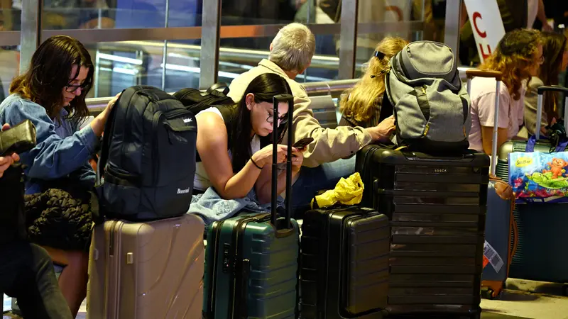 Passeggeri in attesa della partenza consulatno gli smartphone alla Stazione Centrale di MIlano, 22 settembre 2025. Treni cancellati e ritardi fino a 120 minuti, in stazione Centrale a Milano, per lo sciopero indetto dall'Unione sindacale di base per chiedere il cessate il fuoco a Gaza, per sostenere la Global Sumud Flotilla e per chiedere al governo lo stop delle relazioni con Israele. ANSA/DANIEL DAL ZENNARO