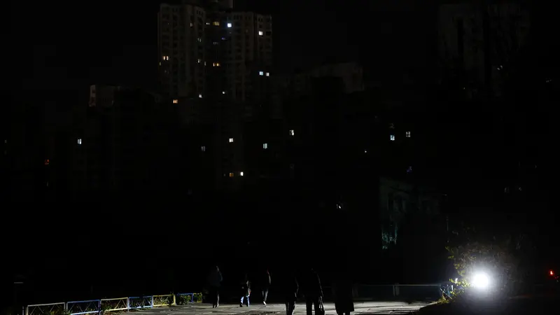 epa12516806 A darkened residential area is seen during a power outage in Kyiv, Ukraine, 10 November 2025 amid the ongoing Russian invasion. The main target of the Russian shelling of Ukraine on 08 November was the gas and electric infrastructure. Due to problems with the power supply, most Ukrainian regions are facing a hard electricity cut-off for more than ten to twelve hours per day. EPA/SERGEY DOLZHENKO 101104