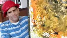 Marco Verzeletti con una sua tela - © www.giornaledibrescia.it