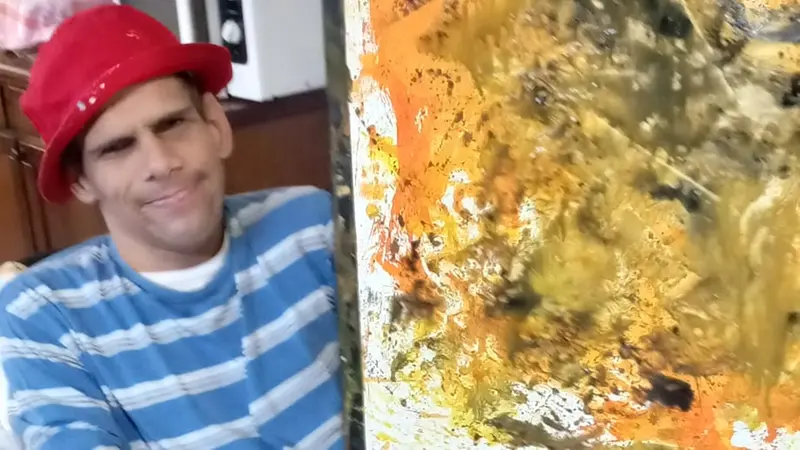 Marco Verzeletti con una sua tela - © www.giornaledibrescia.it