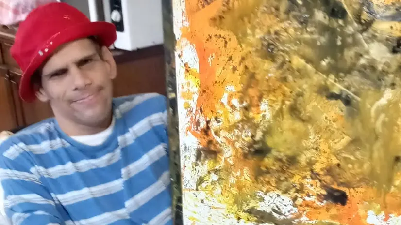 Marco Verzeletti con una sua tela - © www.giornaledibrescia.it