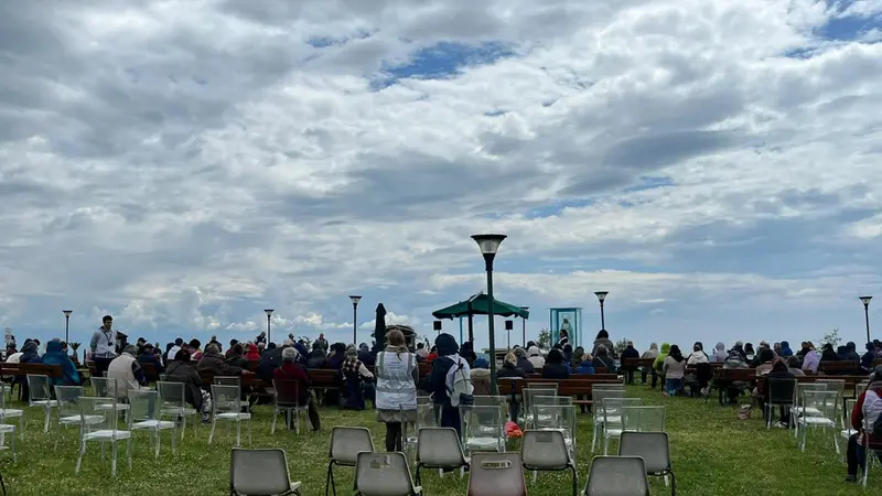 Sono un centinaio i seguaci della Madonna di Trevignano che si sono già assiepati alla collina di via Campo delle rose, luogo dove avverrebbero le presunte apparizioni della Madonna, 03 maggio 2023. Nel campo è ancor allestita la teca con la statua che piangerebbe sangue e la croce in legno. ANSA/ GIULIA MARRAZZO