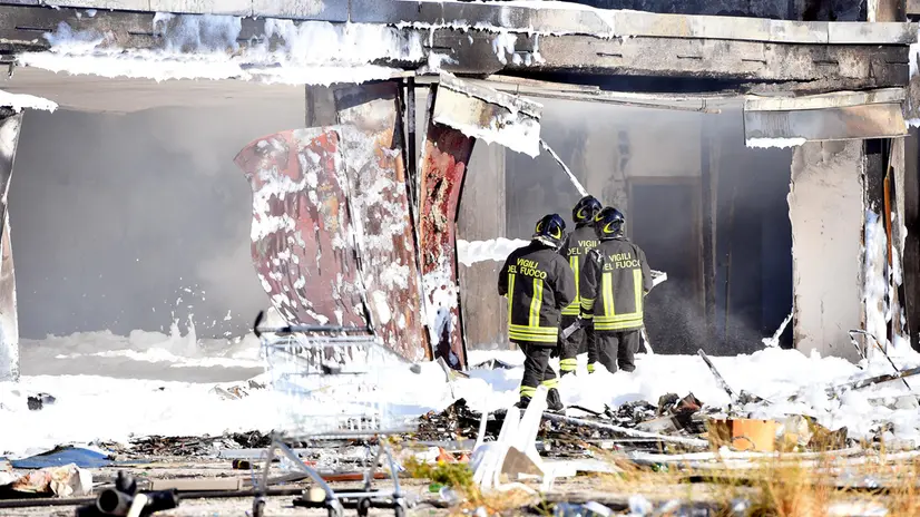 Incendio in uno stabile occupato in Via Cesare Tallone a Tor Cervara Roma 11 novembre 2025 ANSA/FABIO CIMAGLIA