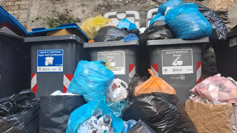 Cassonetti della spazzatura stracolmi di rifiuti a Genova