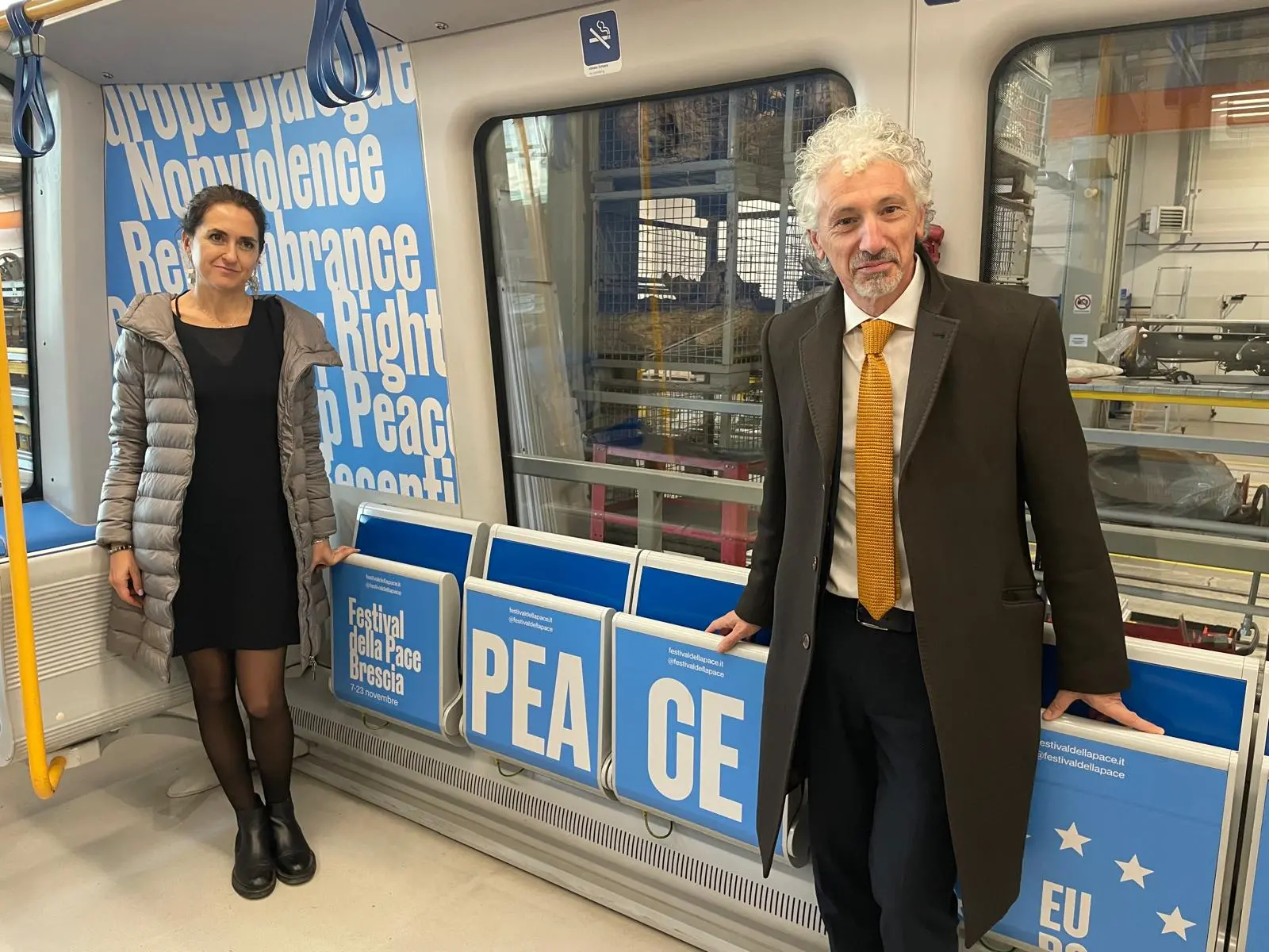 Il treno della metro con i messaggi del Festival della Pace