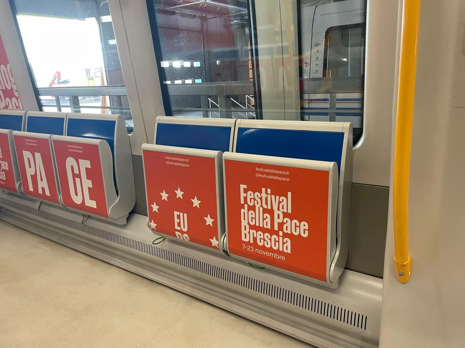 Il treno della metro con i messaggi del Festival della Pace