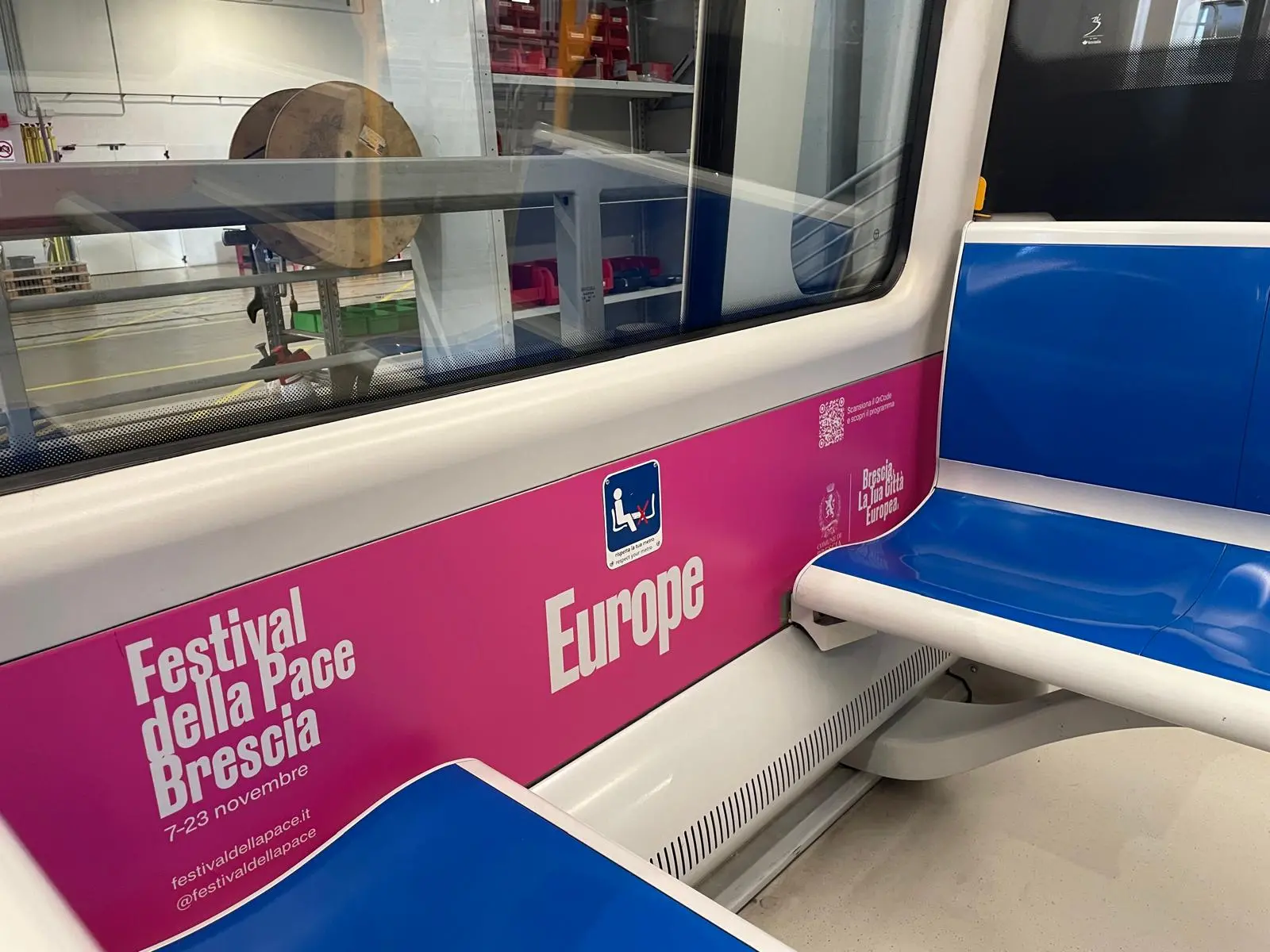 Il treno della metro con i messaggi del Festival della Pace