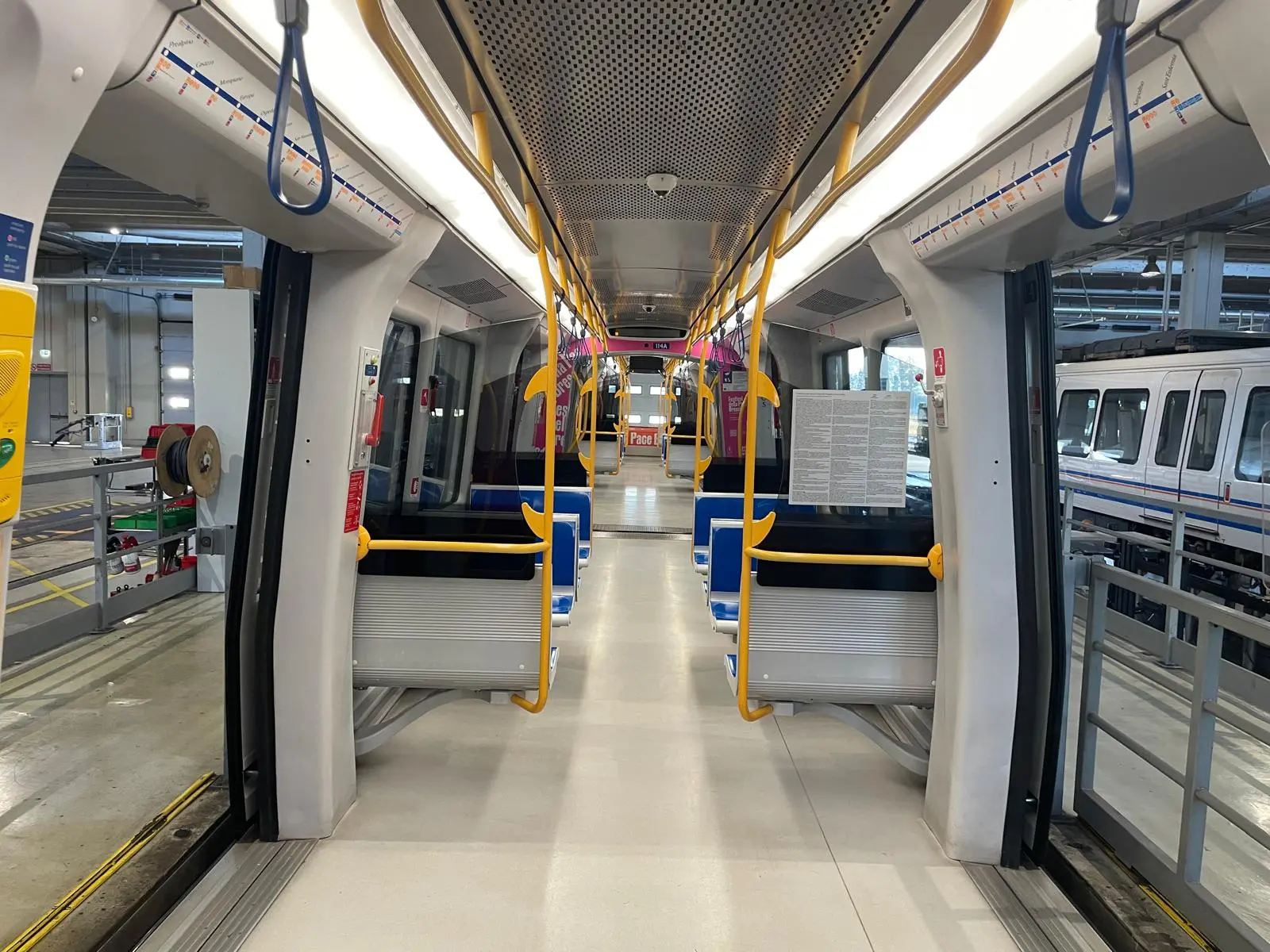 Il treno della metro con i messaggi del Festival della Pace