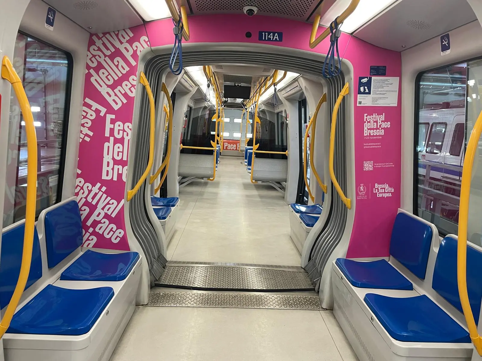 Il treno della metro con i messaggi del Festival della Pace