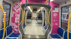 Il treno della metro con i messaggi del Festival della Pace