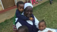 Suor Anselmina in mezzo ai bambini dell'orfanotrofio