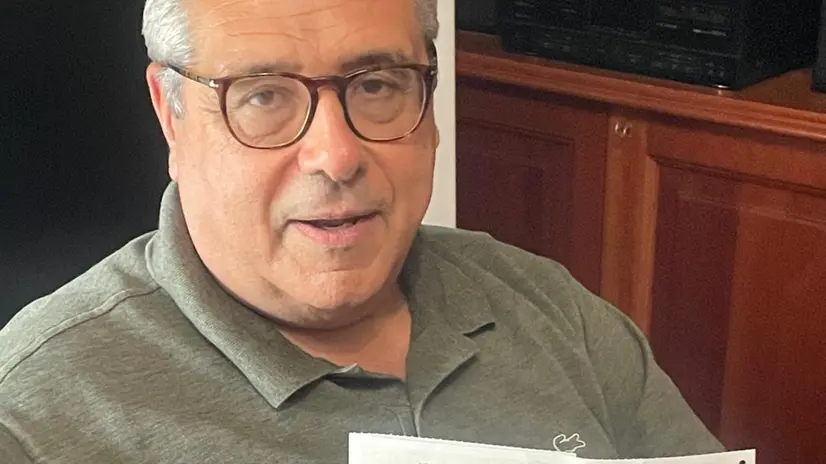 Dopo 14 anni Totò Cuffaro torna a votare. L'ex presidente della regione siciliana e segretario nazionale della Nuova Dc, che ha scontato una condanna a sette anni per favoreggiamento aggravato a Cosa Nostra, dopo l'avvenuta riabilitazione che ha fatto cessare la interdizione dai pubblici uffici può infatti tornare a esercitare il diritto di voto. Stamane Cuffaro ha ricevuto la tessera elettorale in vista delle prossime consultazioni di sabato e domenica prossimi per le Europee, 05 giugno 2024. NPK ANSA