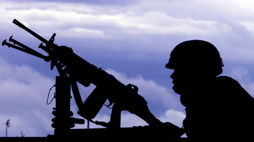 TUZ10-19980913-BRCKO, BOSNIA AND HERCEGOVINA: An US soldier, serving with the NATO-led Stabilization forces (SFOR) in Bosnia, guards a top an armoured vehicle a road leading to a polling station in the Serb-held town of Brcko, 200 km north of Sarajevo,13 September 1998. Bosnians cast ballots this weekend for new leaders in internationally supervised elections, the second since the end of the 1992-95 Bosnian war. (ELECTRONIC IMAGE) EPA PHOTO EPA/ANJA NIEDRINGHAUS/nie/kr