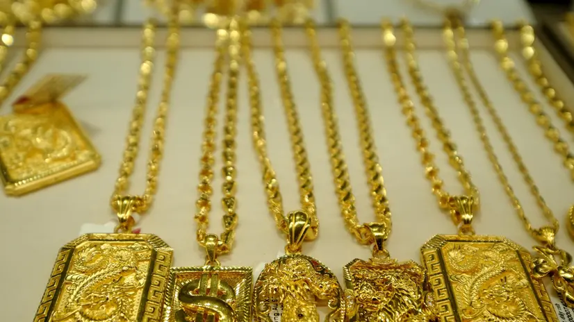 epa11269010 Gold necklaces are displayed for sale at a jewelry shop in Hanoi, Vietnam, 10 April 2024. The price of gold in Vietnam has soared to record high price recently. Vietnamese Prime Minister Pham Minh Chinh ordered the central bank to take measures to stabilize the market and narrow the price gap between the international and domestic gold rate. EPA/LUONG THAI LINH