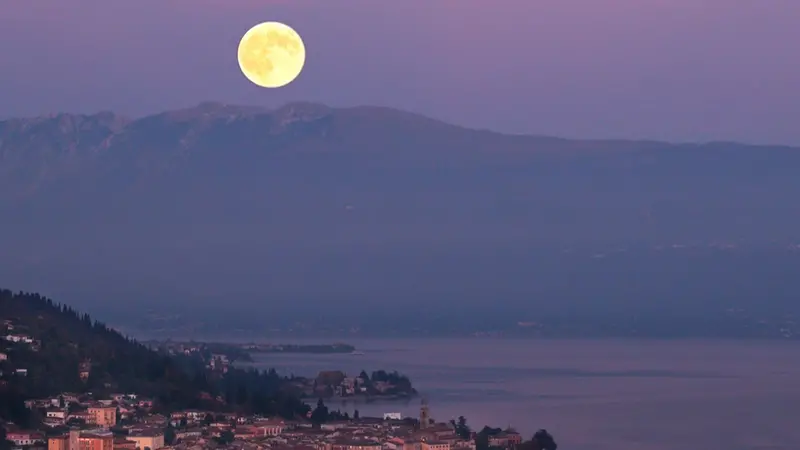 La «Superluna» sopra il Monte Baldo - Foto Emma Pezzi