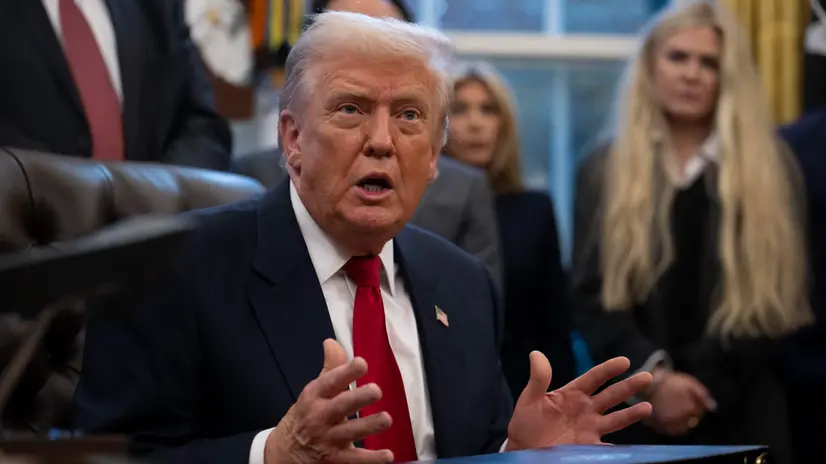 epa12517009 US President Donald Trump speaks to members of the media following a swearing in ceremony for Sergio Gor, the new US Ambassador to India, in the Oval Office at the White House in Washington, USA, 10 November 2025. EPA/GRAIG HUDSON / POOL