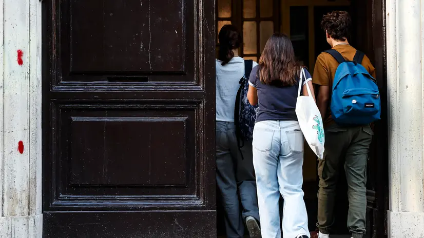 Studenti il primo giorno di scuola al Liceo Scientifico Statale Augusto Righi, Roma, 15 settembre 2025. ANSA/ANGELO CARCONI