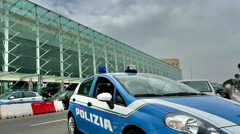 Volante Polizia davanti aeroporto Catania