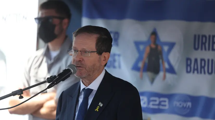 epa12464281 Israeli President Isaac Herzog speaks during the funeral procession of late Israeli hostage Uriel Baruch in Jerusalem, 19 October 2025. Baruch was kidnapped by Hamas on 07 October 2023 at the Nova music festival and killed in captivity. His body was returned as part of a ceasefire agreement between Israel and Hamas. EPA/ABIR SULTAN