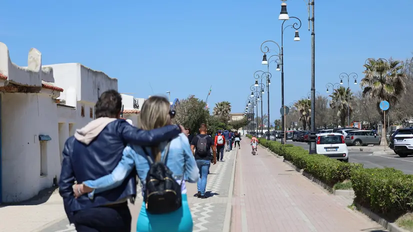 Una Pasquetta all'insegna del ritorno alla tradizione sul litorale romano. Dopo il vento rigido del primo mattino, la temperatura, salita via via fino ai 17-18 gradi, come era nelle previsioni, ha richiamato tante presenze sulle spiagge libere di Ostia, Fiumicino, Fregene ed altre località a nord e sud di Roma. Cerca di riprendere quota, dopo le restrizioni dell'emergenza Covid, la tradizionale scampagnata, con picnic e barbecue. Sugli arenili tintarelle, giochi e primi tuffi, per i più audaci. Tra le aree verdi con le maggiori presenze la pineta di Castelfusano, ad Ostia, anche se non ancora con il classico pienone che si registrava prima del Covid, il parco di Villa Guglielmi, a Fiumicino, assai frequentato dalle famiglie e dai bambini, il Vivaio di Maccarese, che propone due sessioni di "Caccia alle uova", la pineta di Fregene, località "buen retiro" dei romani che ha visto, per il ponte pasquale, la riapertura di villette e seconde case di villeggiatura. Doppi turni, tra le 13 e 15, a pranzo, in diversi casi, in ristoranti e stabilimenti balneari che, già da giorni, hanno fatto il pieno di prenotazioni e sono pronti a servire piatti a base di spaghetti con le vongole e fritto di pesce. Sul lungomare di Fiumicino parcheggi esauriti già a mezzogiorno. Controlli di forze dell'ordine e polizia locale sulle principali strade di accesso, assai trafficate, e nei luoghi di maggior aggregazione. C'è anche chi ha scelto di trascorrere la Pasquetta all'insegna della cultura, visitando i siti archeologici, aperti oggi in via straordinaria, di Ostia Antica, e dei Porti imperiali, della Necropoli e del Museo delle Navi romane, a Fiumicino. ANSA/Telenews