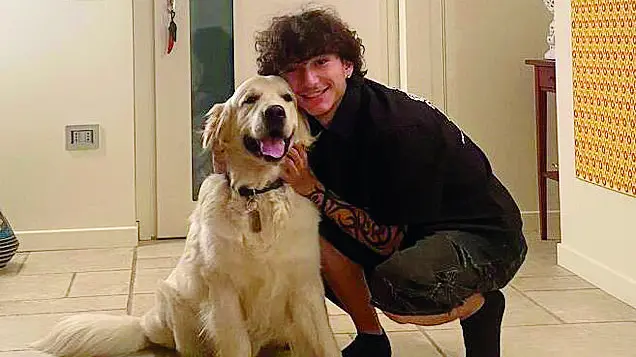 Lorenzo, 19 anni, con il suo cane Ace © www.giornaledibrescia.it
