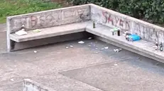 Le panchine, punto di spaccio e degrado - © www.giornaledibrescia.it