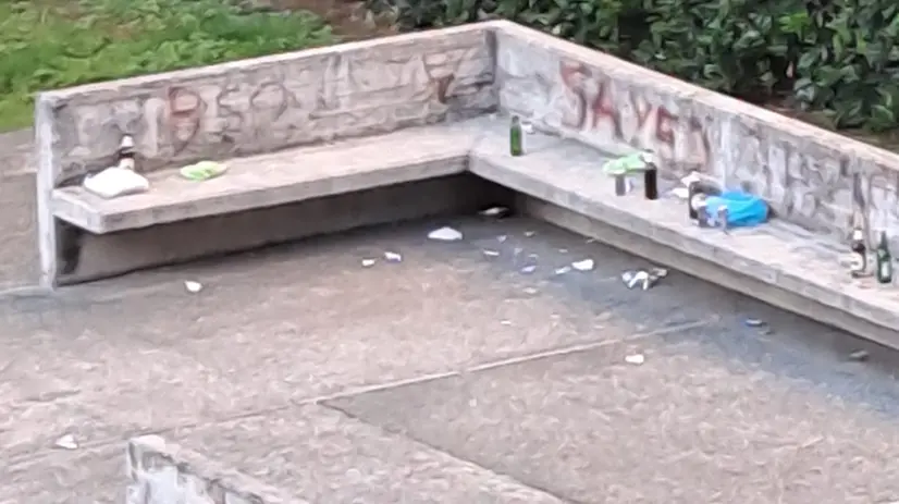 Le panchine, punto di spaccio e degrado - © www.giornaledibrescia.it