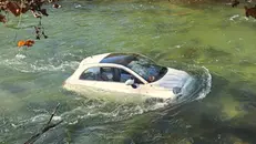 L'auto rubata riaffiora nelle acque del fiume Chiese - © www.giornaledibrescia.it