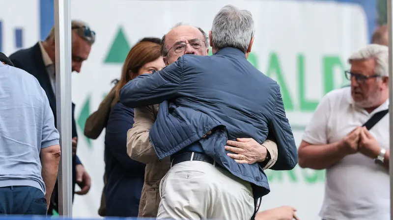 L'abbraccio tra Giuseppe Pasini e Giuseppe Taini © www.giornaledibrescia.it