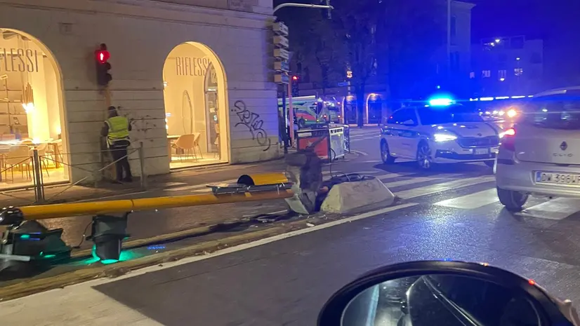 Il semaforo abbattuto all'inizio di via Turati