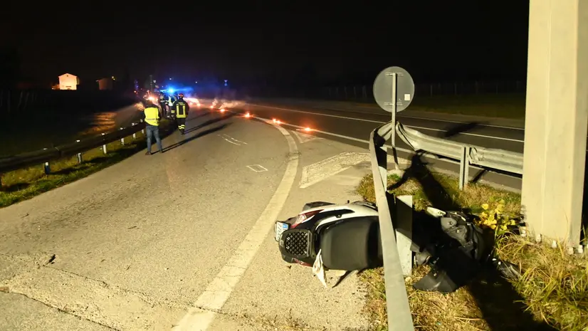 Lo scooter rimasto a terra dopo lo schianto - Foto Gabriele Strada Neg © www.giornaledibrescia.it