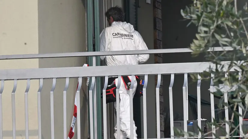 Gli inquirenti sulla scena del delitto a Puegnago - Foto Gabriele Strada/Neg © www.giornaledibrescia.it