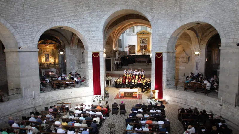 Il Duomo Vecchio: sullo sfondo, la pala d'altare maggiore