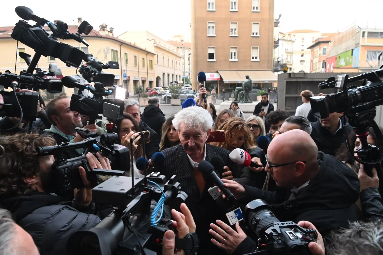 L'arrivo dell'avvocato Massimo Lovati in tribunale a Brescia