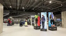 Gli interni del nuoto store Cisalfa in via Orzinuovi