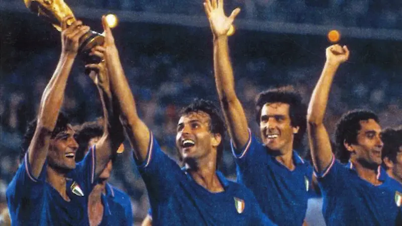 Altobelli e gli azzurri dopo la finale di Madrid