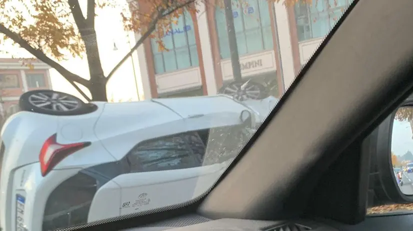 L'auto ribaltata in viale della Bornata - © www.giornaledibrescia.it