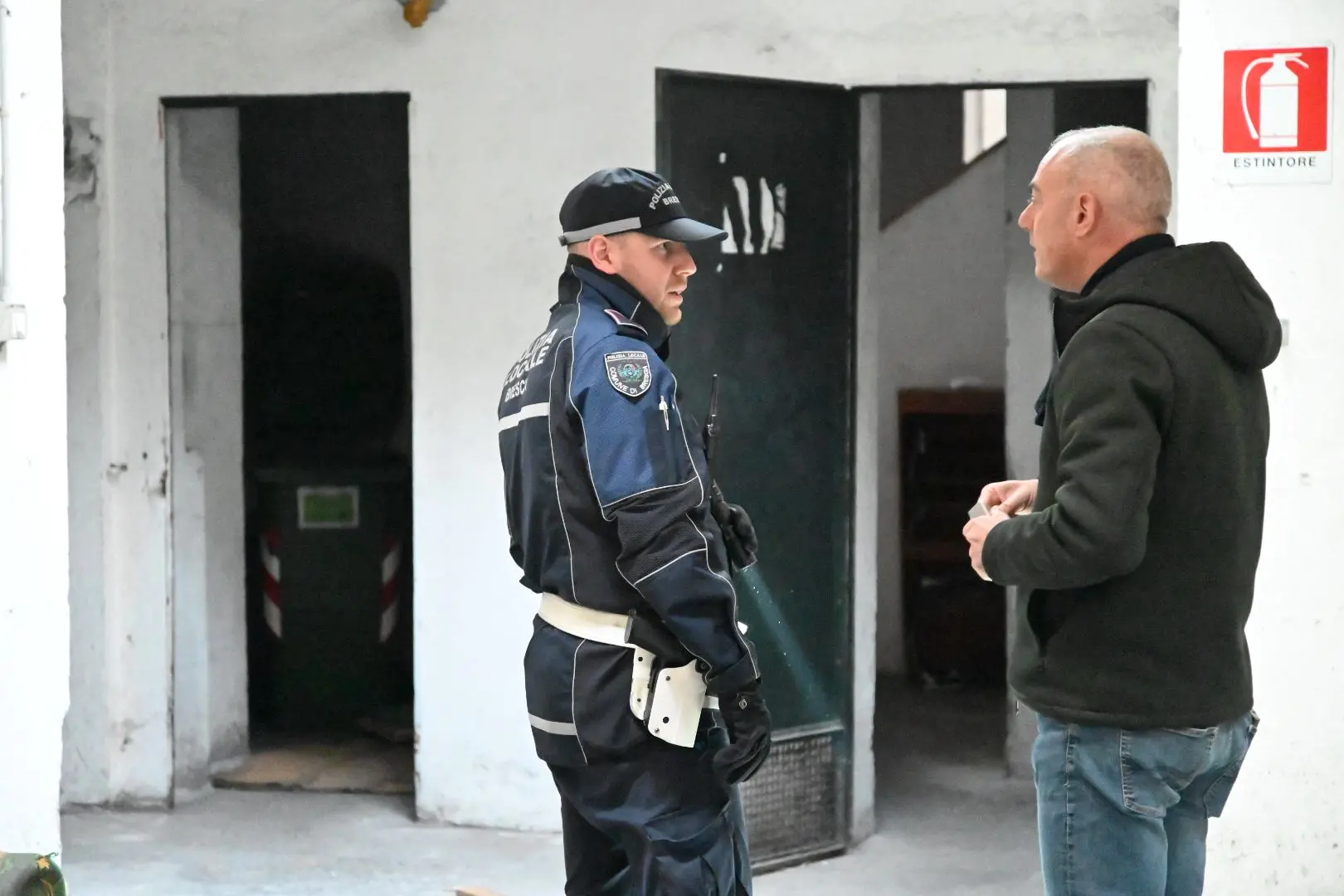 La Polizia mette i lucchetti ai garage in via Monte Cengio