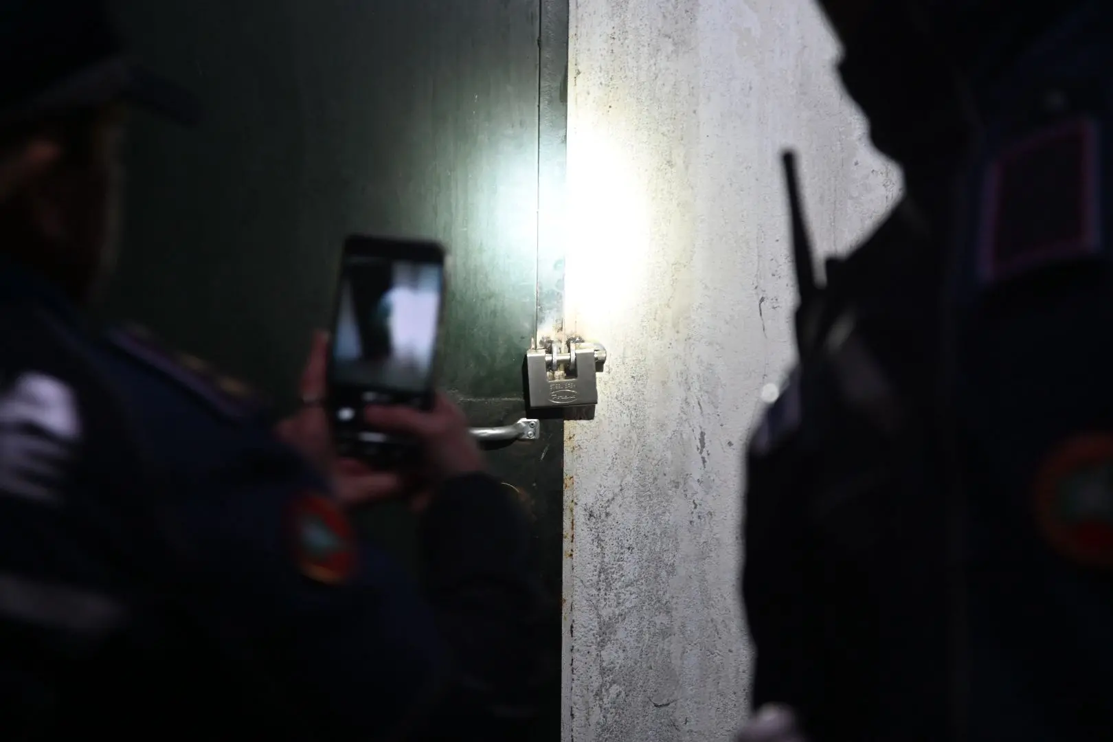 La Polizia mette i lucchetti ai garage in via Monte Cengio