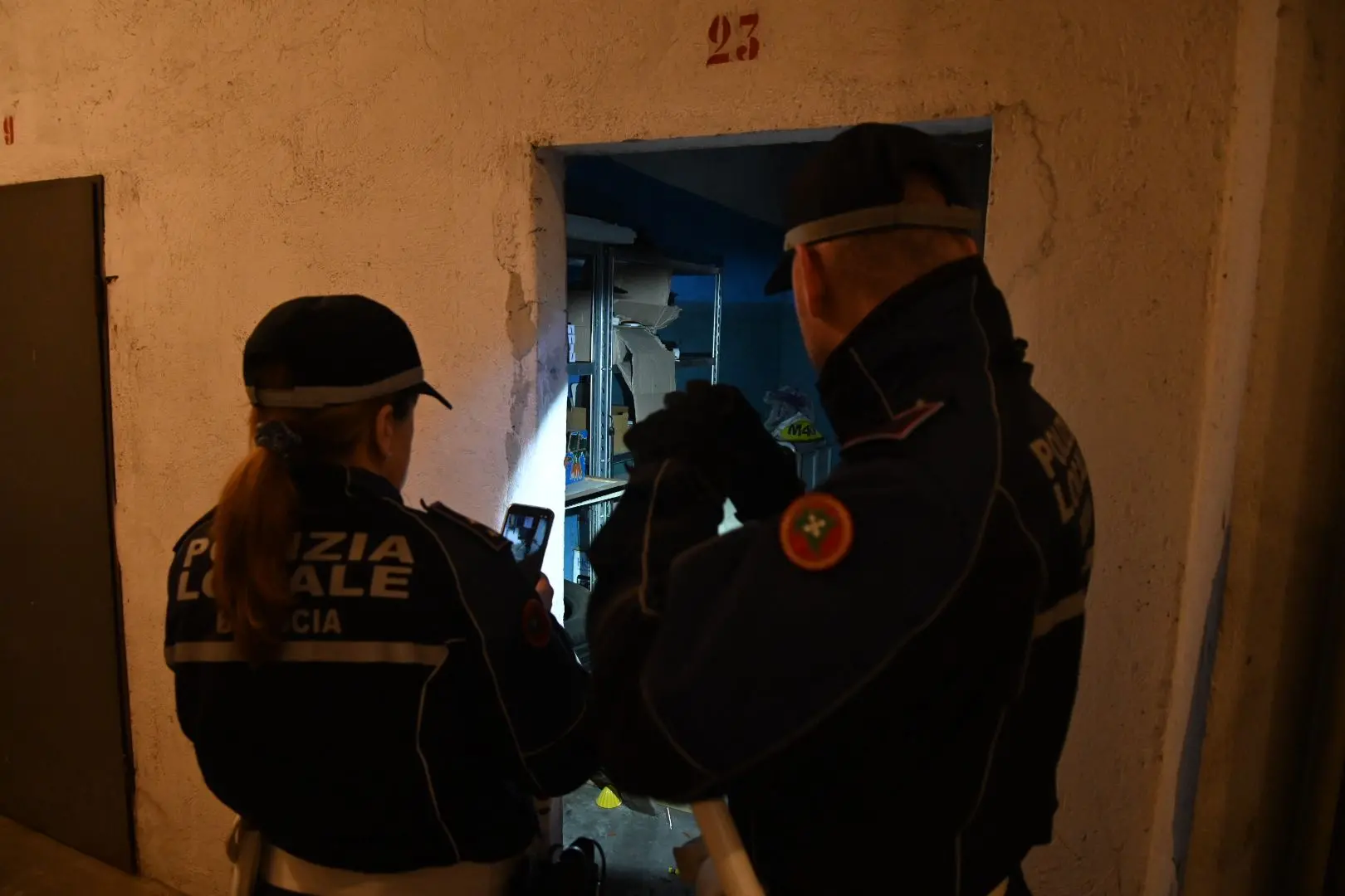 La Polizia mette i lucchetti ai garage in via Monte Cengio