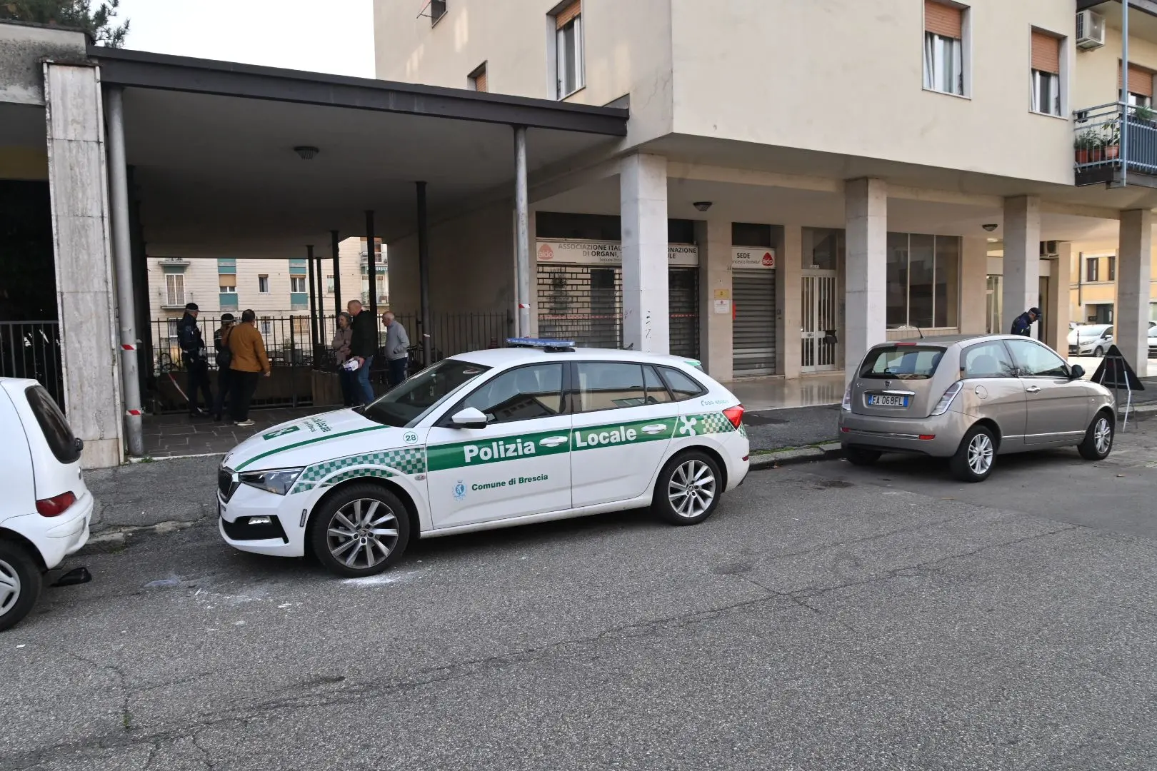 La Polizia mette i lucchetti ai garage in via Monte Cengio