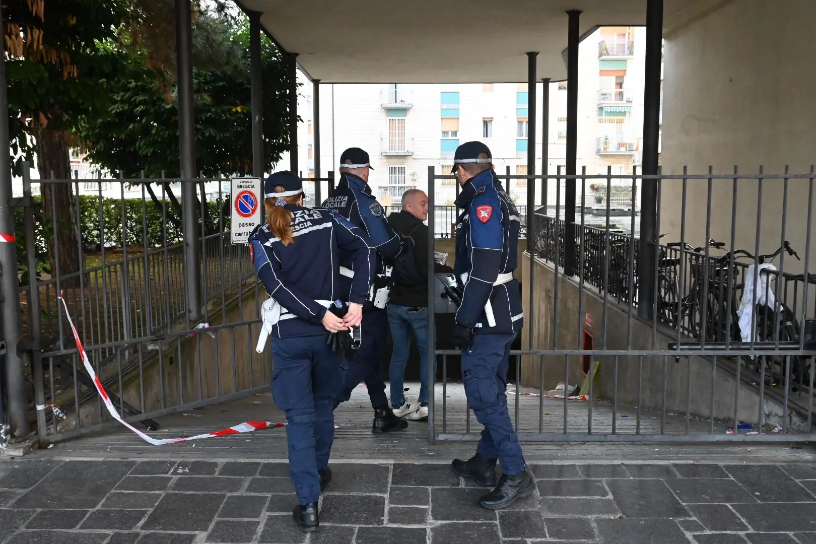 La Polizia mette i lucchetti ai garage in via Monte Cengio