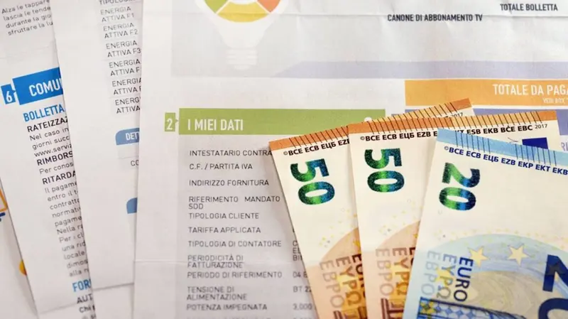 Nonostante la leggera flessione di luglio i prezzi di luce e gas sono schizzati - Foto Ansa © www.giornaledibrescia.it