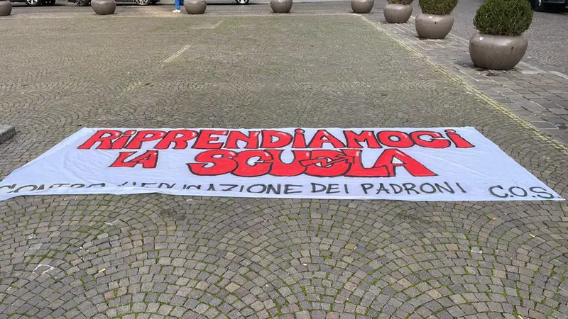 Lo striscione con il motto - © www.giornaledibrescia.it