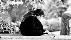Dietro l'abuso dei social spesso c'è solitudine