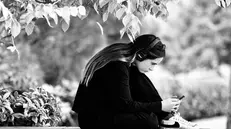 Dietro l'abuso dei social spesso c'è solitudine