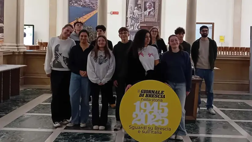 Gli studenti in visita alla mostra - © www.giornaledibrescia.it
